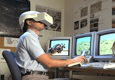 Le premier casque de réalité virtuelle accompagné de gants de données