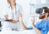 Un patient en hôpital utilise un casque de réalité virtuelle sous le contrôle d'un médecin